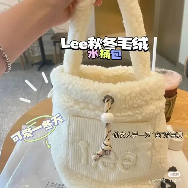 每个女生都要必备的一款毛绒包
