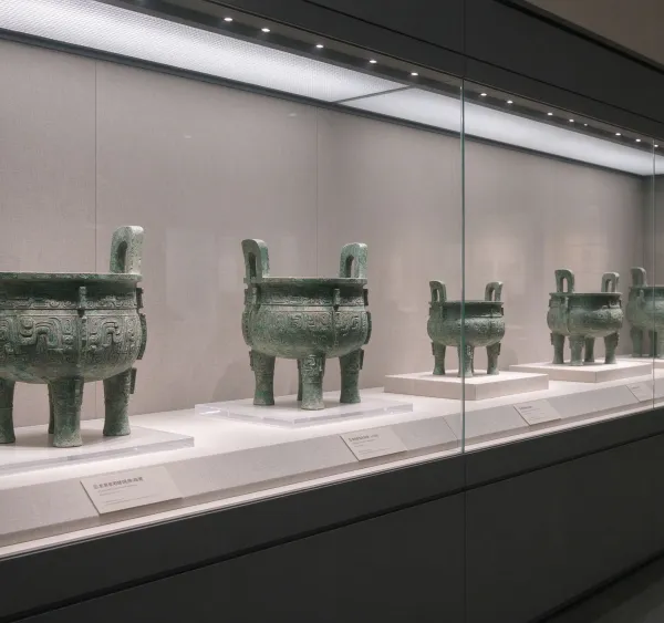 博物馆沿墙通柜定制 低反玻璃文物展柜 靠墙展柜厂家 郑州信达展柜