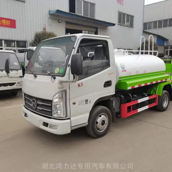 四川2方洒水车作业助力城市环境美化
