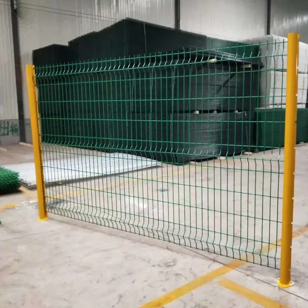 桃型立柱护栏网三角折弯护栏网市政隔离网